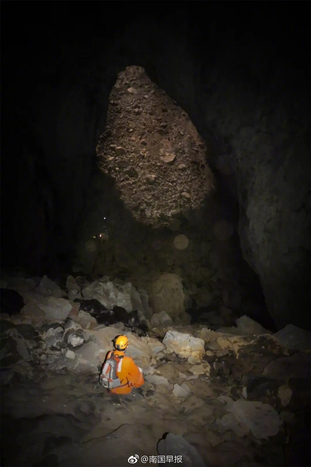 白洞天坑与冒气洞阳光大厅相距只有400多米,且地下相互贯通.