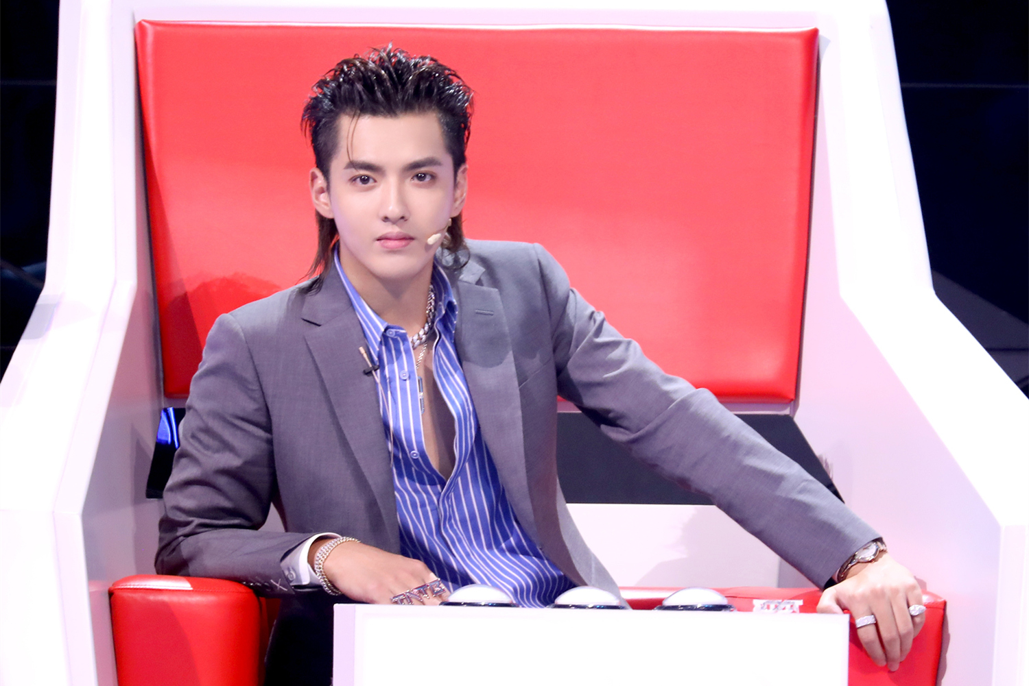 打造的大型青春励志歌舞竞演节目《中国梦之声·下一站传奇》震撼开播