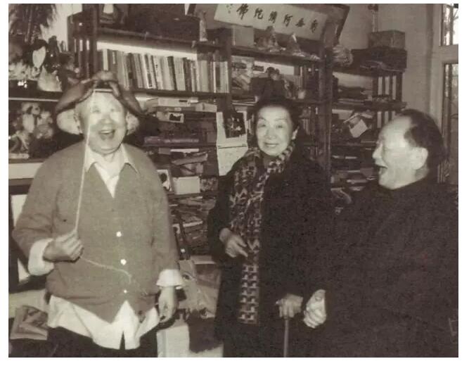 和黄苗子郁风夫妇启功戴“蛤蟆帽”。启功家中有一个柜子专门放玩具,这是启功玩具收藏中的一个布蛤蟆的装饰帽子 0efgu66CUEO9qnOQezYOu3MBrECpfH8dKt2TqJvY.jpg