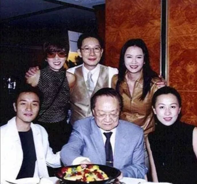这是早年间,张国荣,梅艳芳等与金庸先生的合影↓演过小龙女和王语嫣的