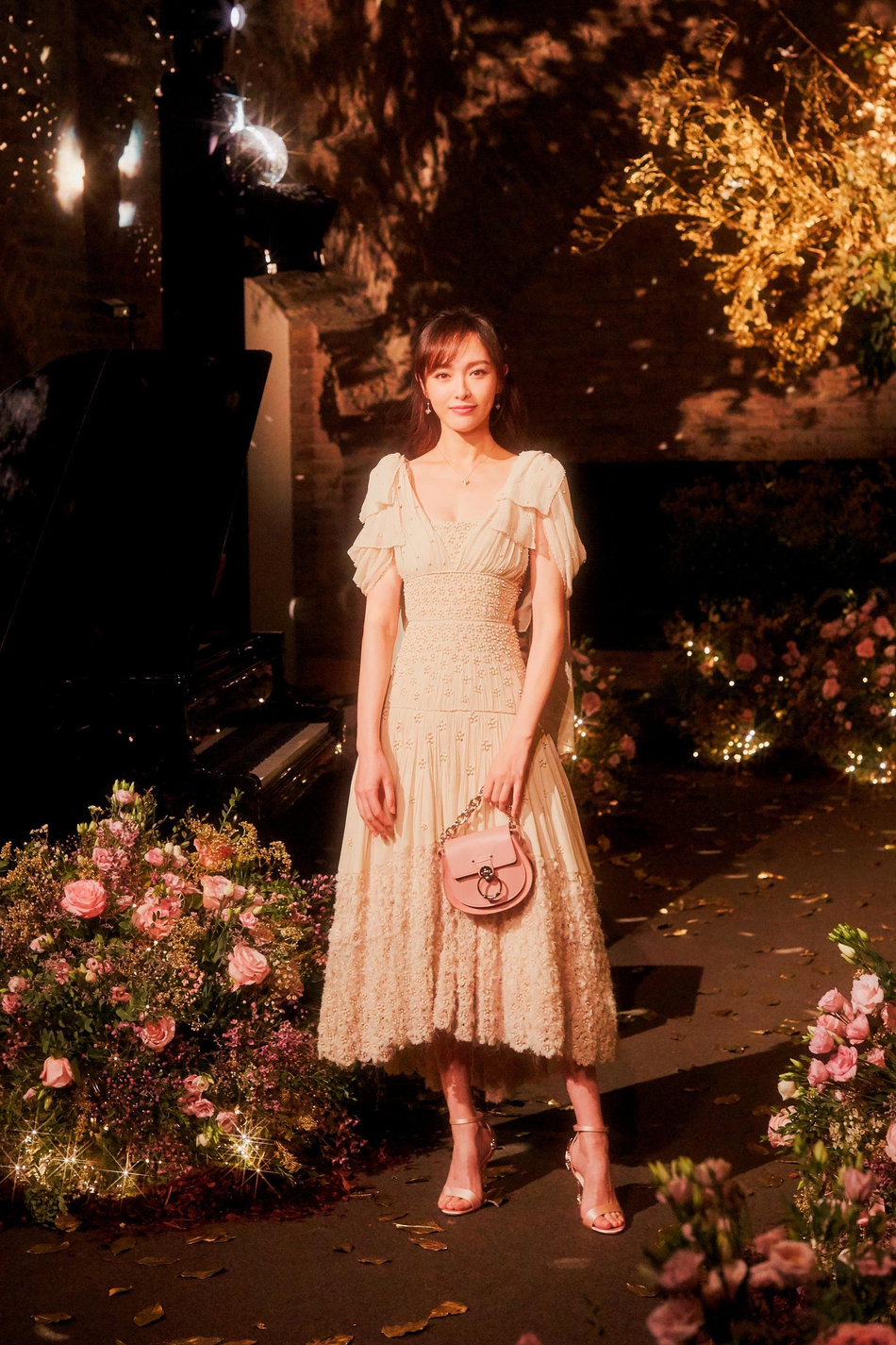 晋嫣酒窖办晚宴投影jy高定礼服制作耗时650小时