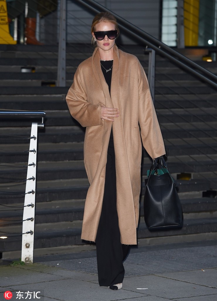 beckham) 这样搭配阔腿裤,墨镜,干练又霸气;而"奶牛"超模winnie