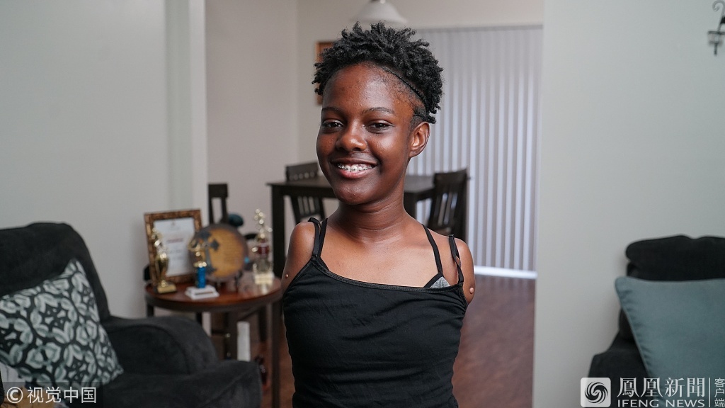 无臂女孩用脚奋斗变"小军官"