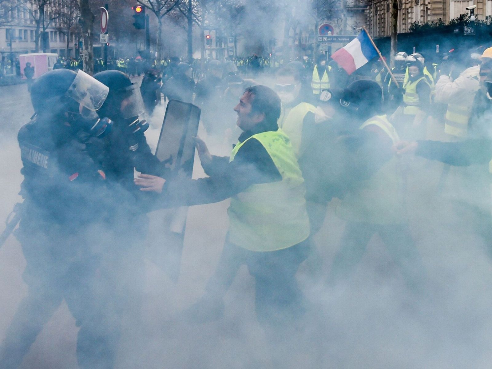 法国巴黎爆发大规模抗议：超万人上街 高压水炮出动|法国|抗议|巴黎_新浪军事_新浪网