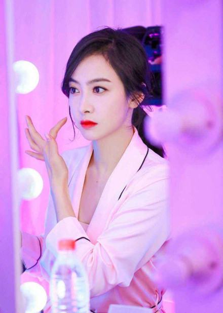 赵丽颖其实看似简单的低马尾在这几年一直是女明星们的发型热潮.