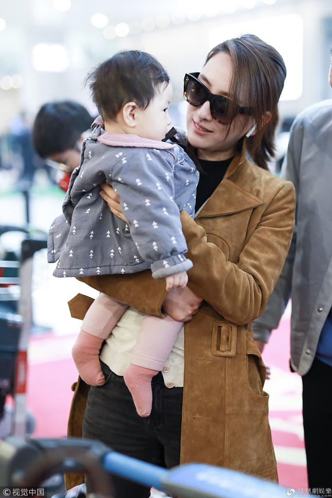 马苏抱小孩遭萌爪摸脸笑开花 与粉丝合影亲和接地气