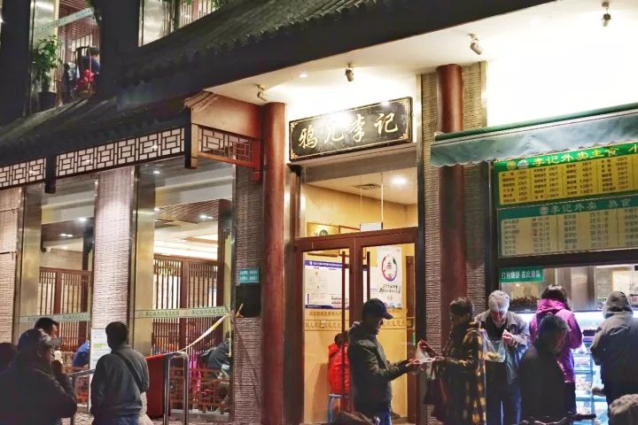 鸦儿李记吃的是正宗老北京铜锅涮肉,并且因为是清真店,所以只有羊肉和
