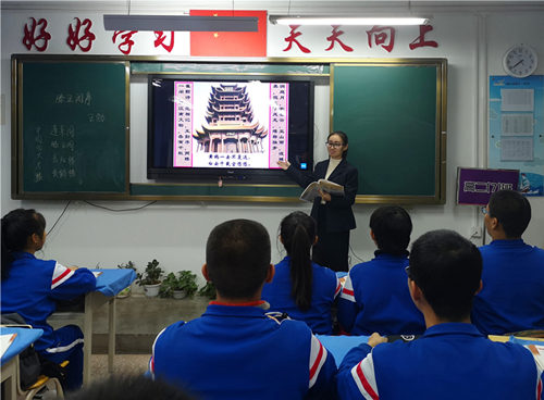 喀什市第十一中学的孙娜老师正在教授文言文.jpg