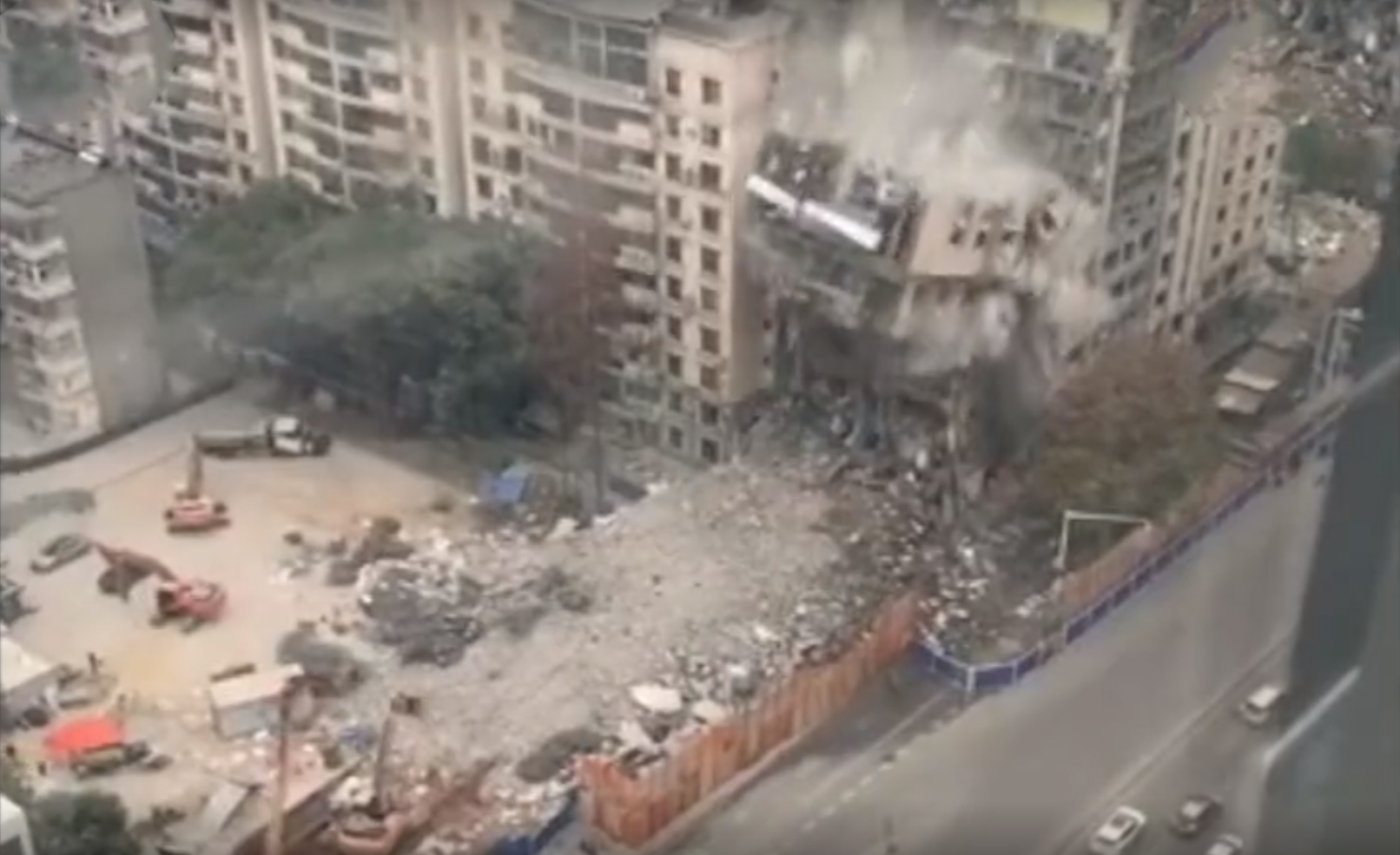 印度新德里居民楼坍塌酿空前惨剧 至少65死80伤(组图)-搜狐新闻