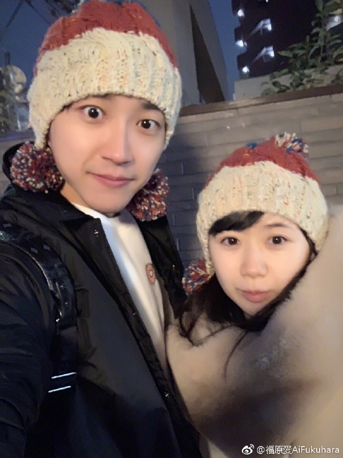 福原爱晒一家亲子装 女儿很萌鸡腿成焦点