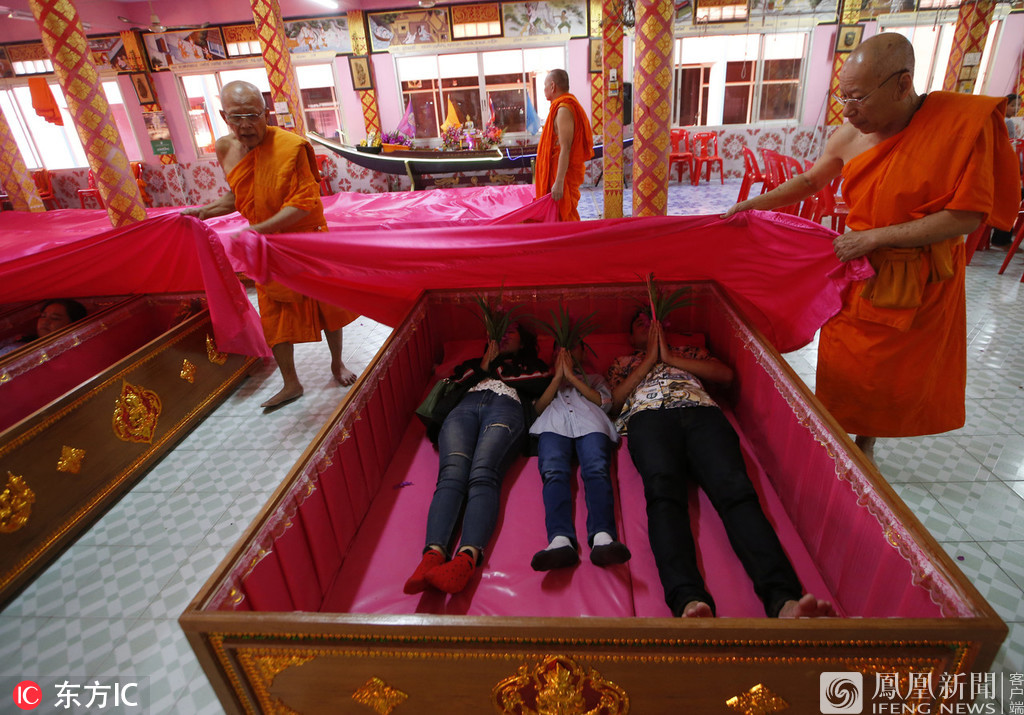 泰国:信徒"躺棺材"祈福
