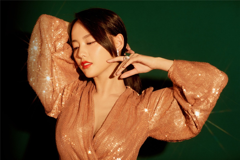 31岁的她穿亮片裙显窈窕曲线