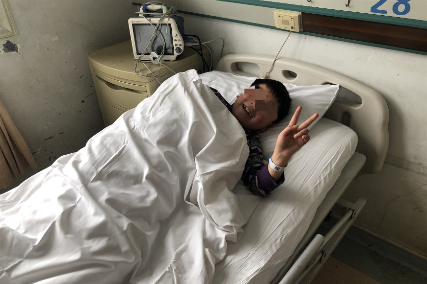 在病床上等待接受检查的孩子