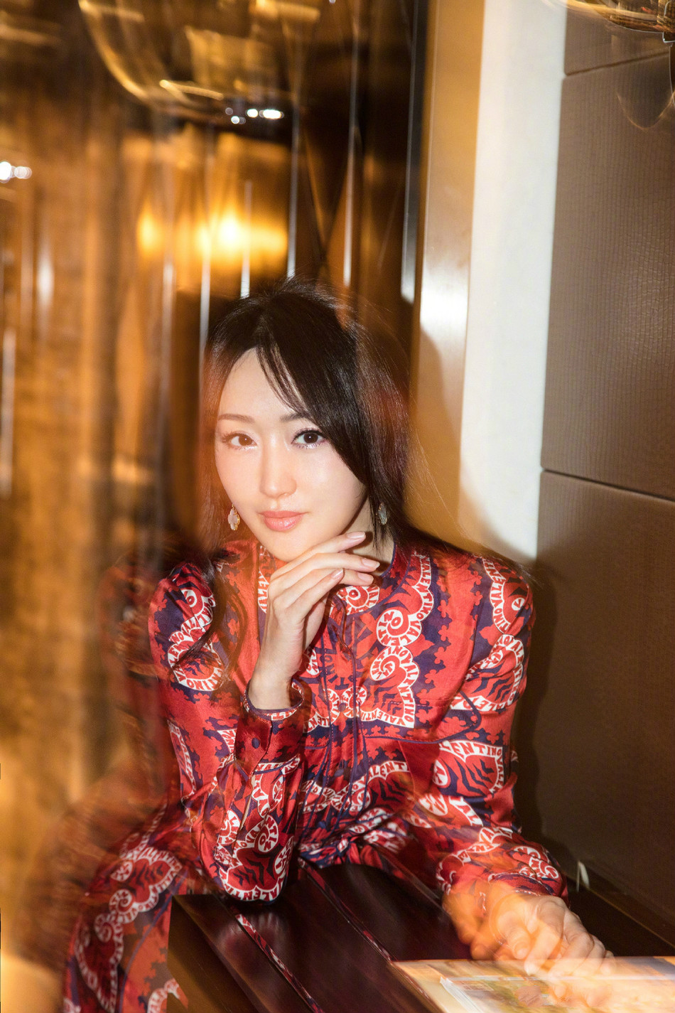 48岁杨钰莹晒照大展侧颜杀 穿长裙秀身材气质优雅