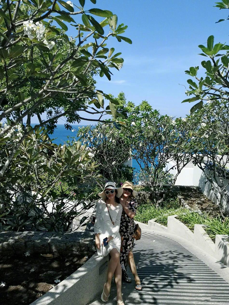 杜若溪和妈妈同框似姐妹花抱着女儿眼神爱意满满