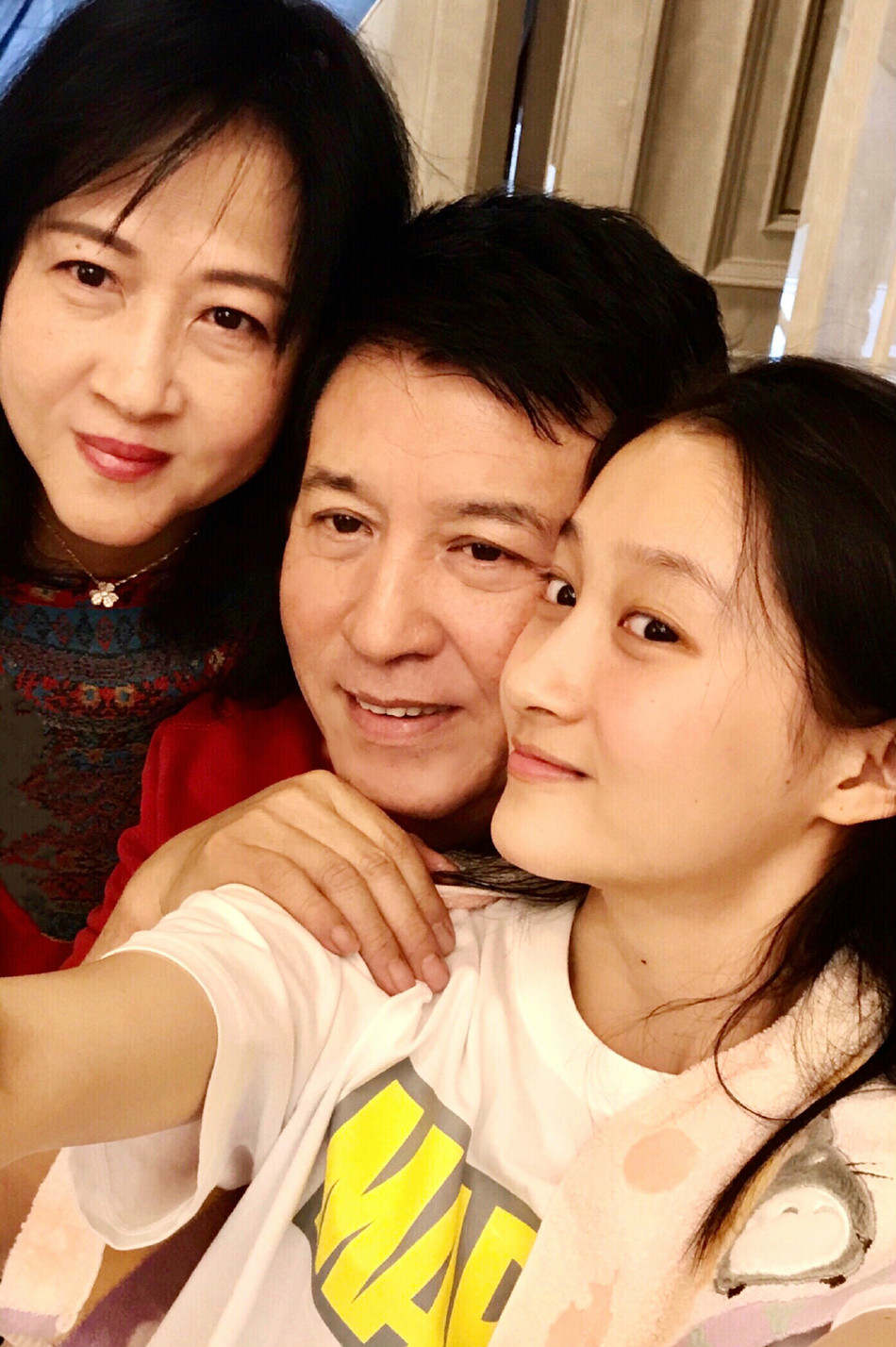 关晓彤纯素颜出镜拍全家福 爸爸下厨妈妈颜值高