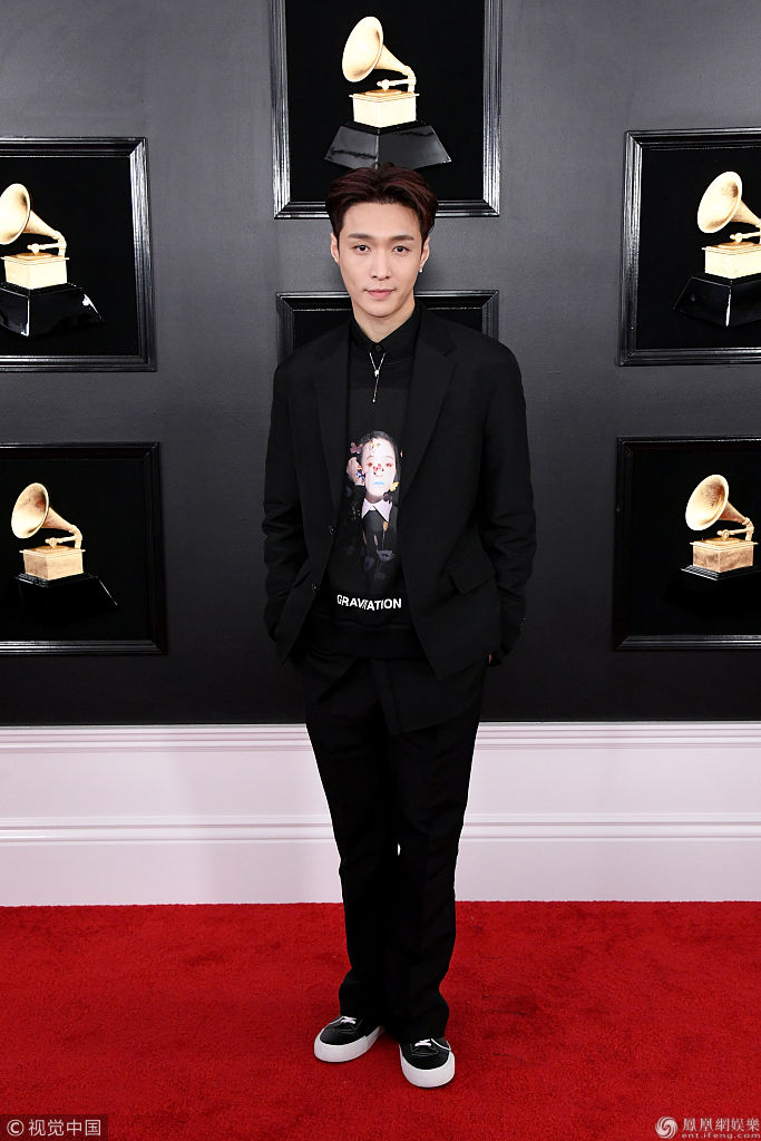 张艺兴亮相61届格莱美红毯 抗住外网镜头帅气满分_凤凰网娱乐_凤凰网