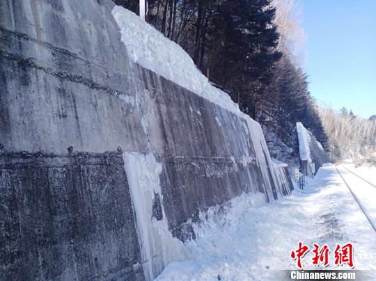 图为清除冰雪后的挡墙。(吕金奎摄)