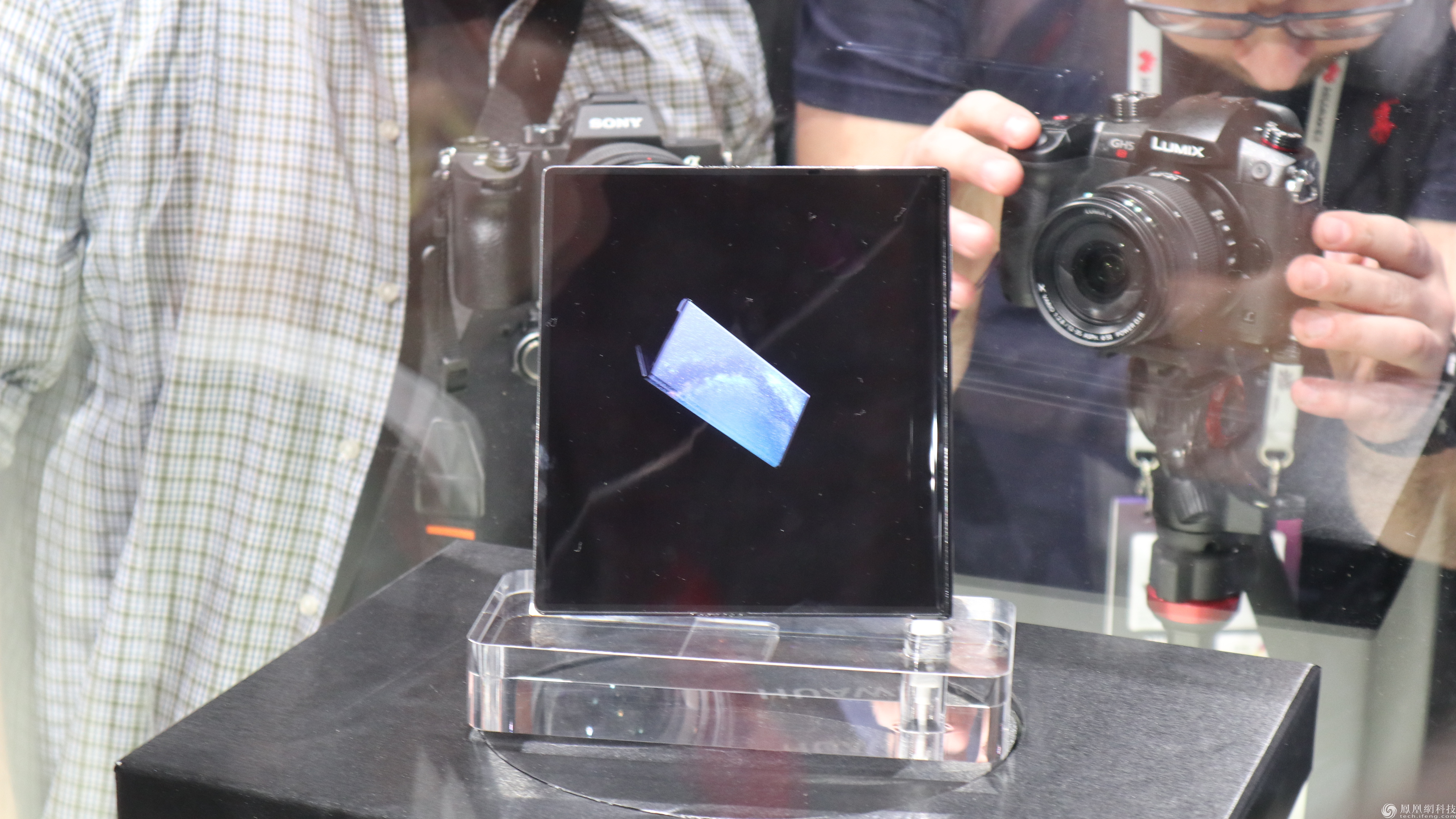 华为5G折叠屏手机实拍图片 华为MateX现场实