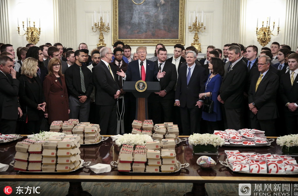特朗普又在白宫请客人吃快餐