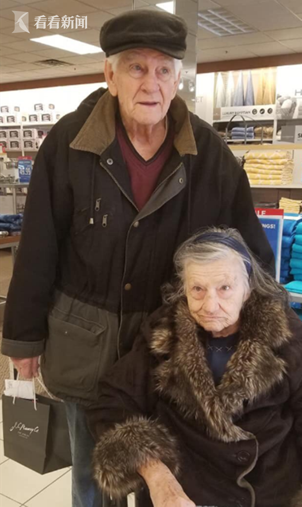 美国84岁老人深情下跪向老伴求婚我欠你一枚戒指