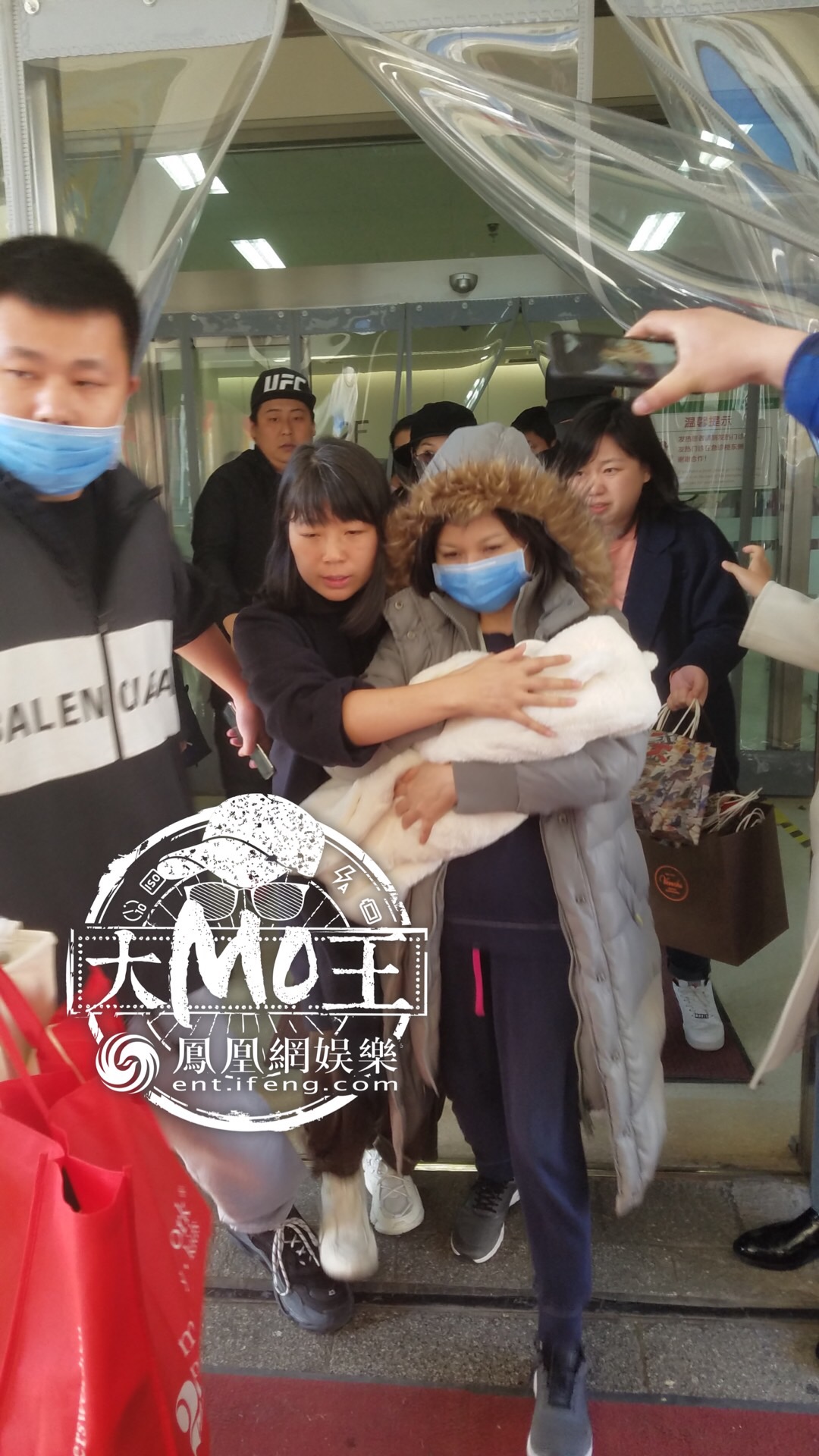 独家赵丽颖产后首现身冯绍峰小心护妻子出院
