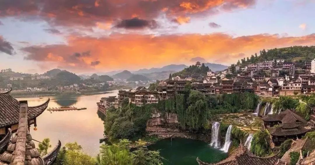 芙蓉镇,原名王村,因为电影《芙蓉镇》而改名。