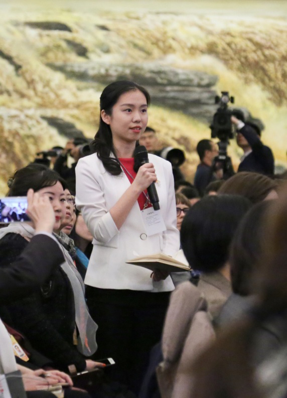 人民日报记者赵贝佳提问（宋嵩摄）