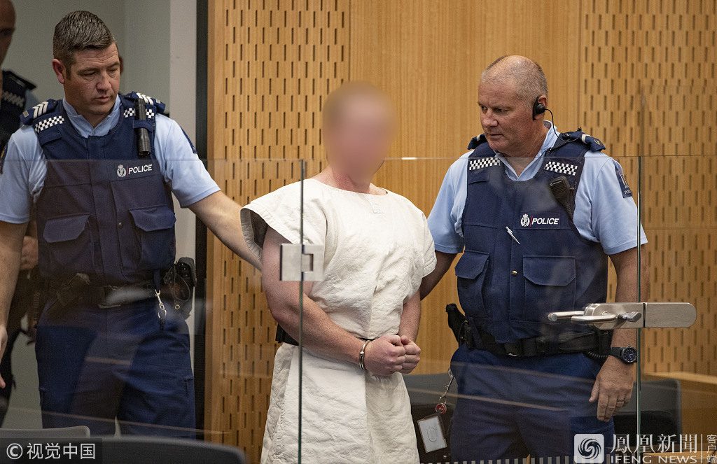 新西兰枪击案嫌犯出庭微笑比手势