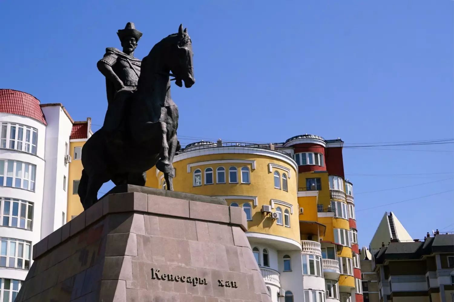 哈萨克末代可汗Kenesary 骑在骏马上挥斥方遒的铜像