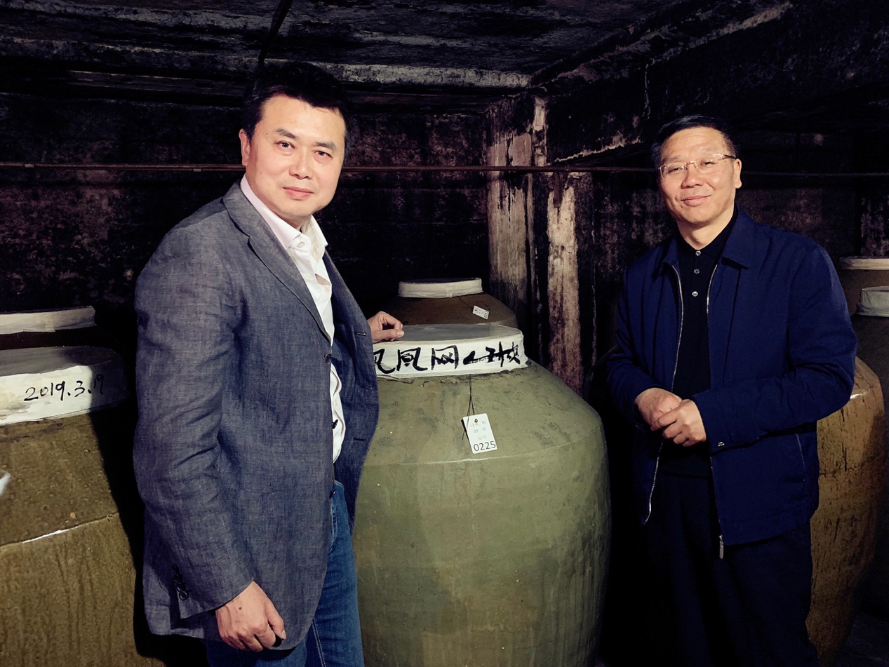 凤凰网ceo,凤凰卫视coo刘爽(左)与贵州茅台集团党委书记,董事长,总