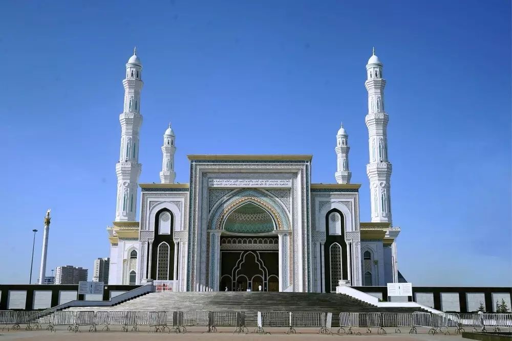 整个清真寺综合体占地11公顷，建筑面积17700平方米。平时可容纳5000人祈祷，最多可容纳万人。建筑设计中采用了古典伊斯兰建筑风格，同时又广泛运用了哈萨克式的建筑装饰，因此显得别具一格。