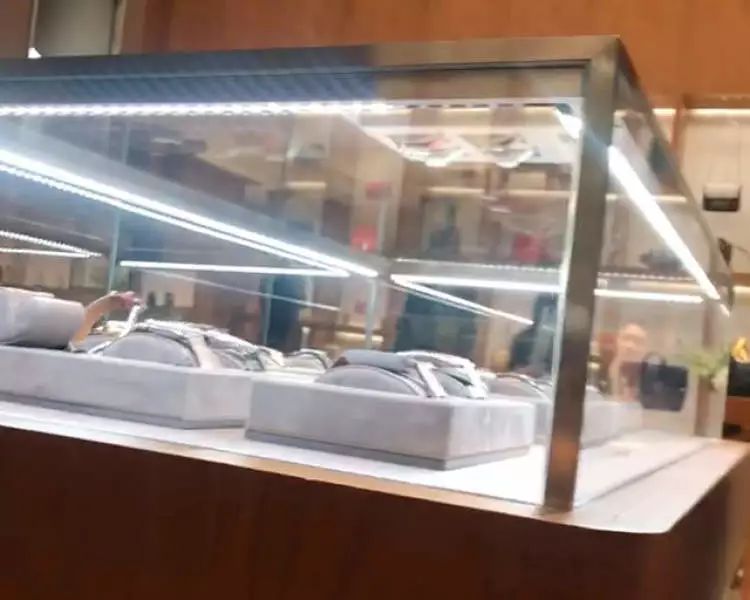 潜规则:买爱马仕需表忠诚 抢手款得额外配货6-8万