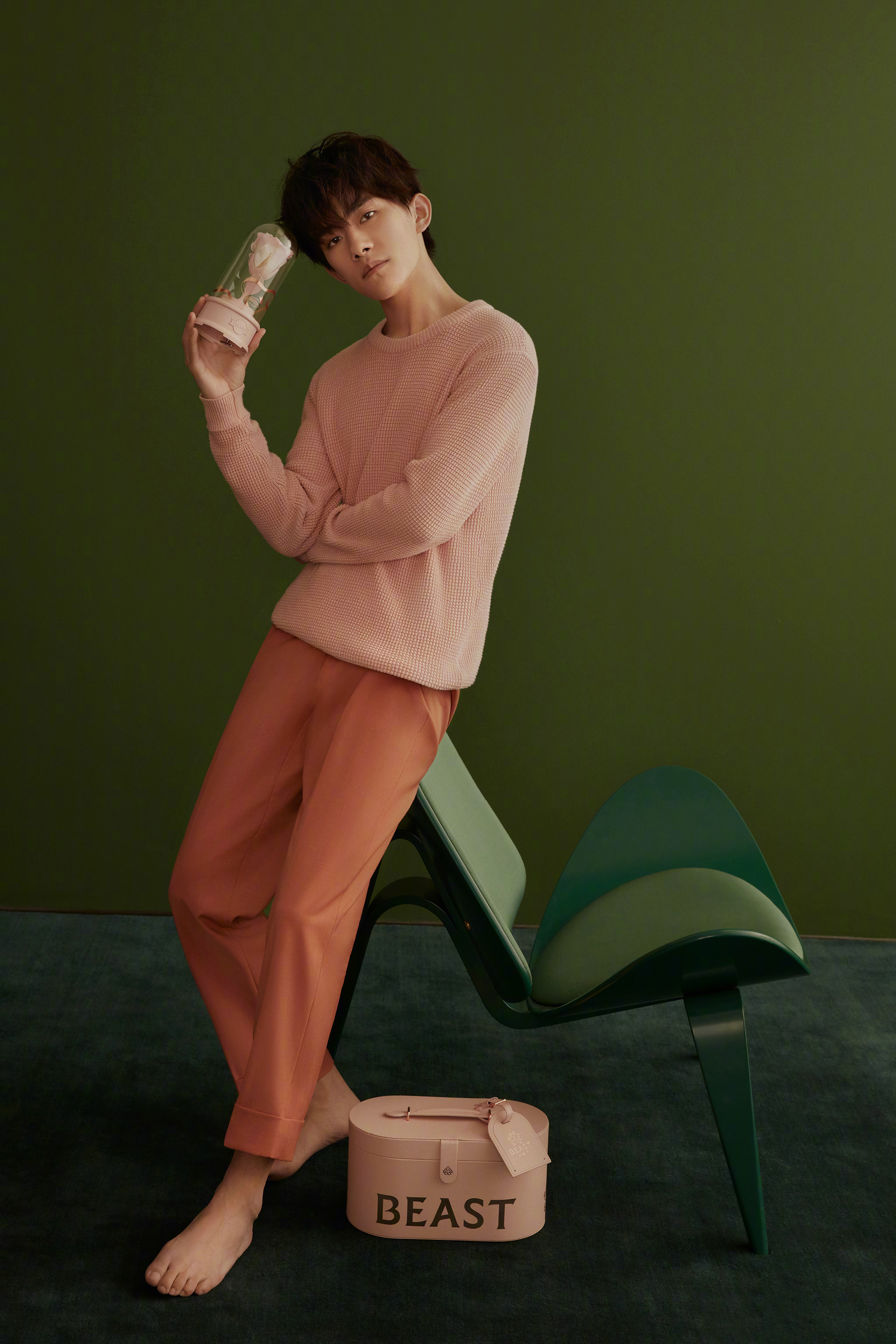 70后的刘恺威和90后吴磊,同穿骚粉色谁赢了?