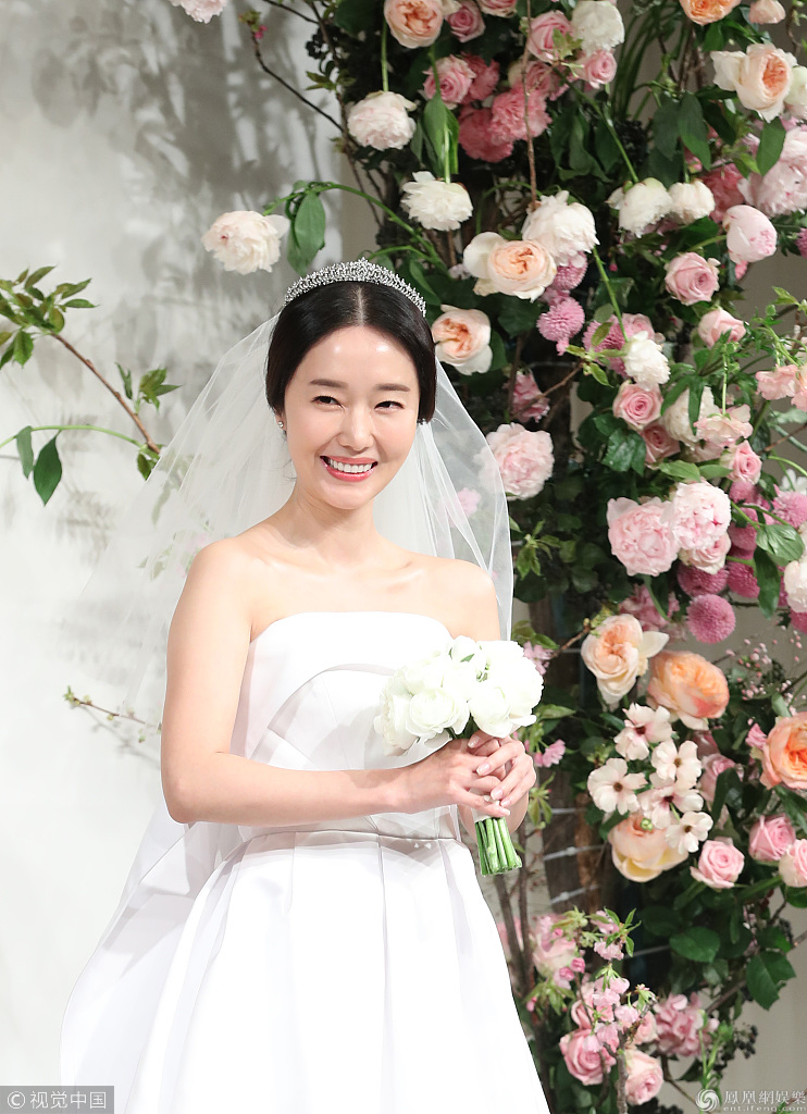 1/124月7日,韩国女歌手李贞贤在社交网站上晒出两款婚纱照,其中一款是