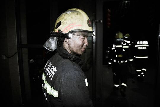 夜晚工作的消防员图片图片