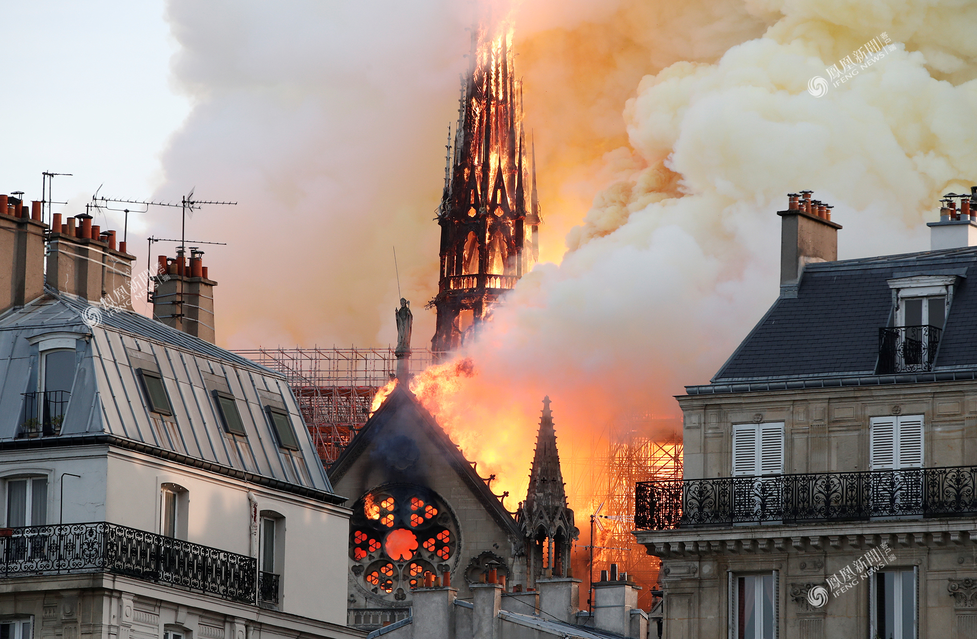一战二战没毁掉的巴黎圣母院 烧了