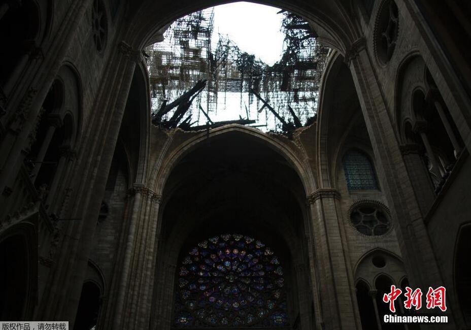 火灾后的巴黎圣母院内部 凤凰网