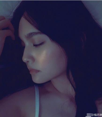 明星 正文 0 2/6 杨丞琳晒睡觉自拍.