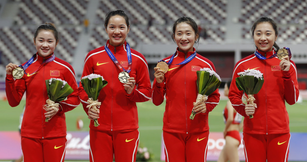 骄傲!中国女子接力队破纪录夺金