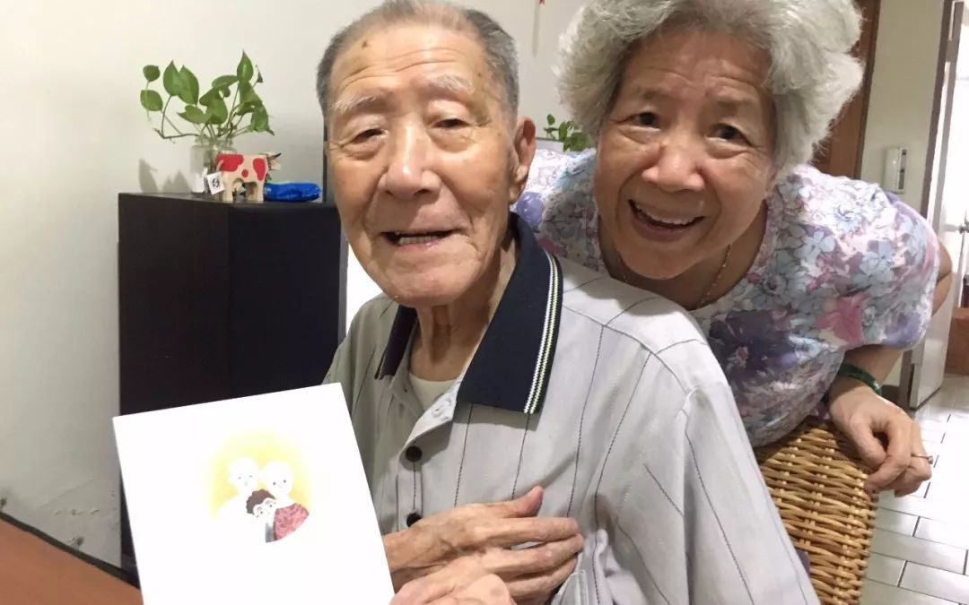 70岁老夫妻全裸照引300万人热议:“老太婆,你比年轻时还要动人”