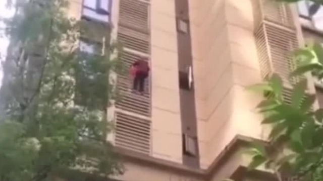 八旬老人因患病被反锁家中 徒手翻窗从15楼爬至5楼