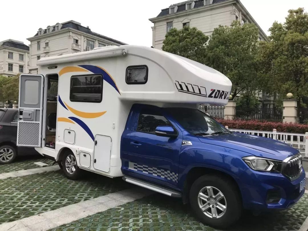 没有学区房霸气陪读 家长提50万房车驻扎校门口