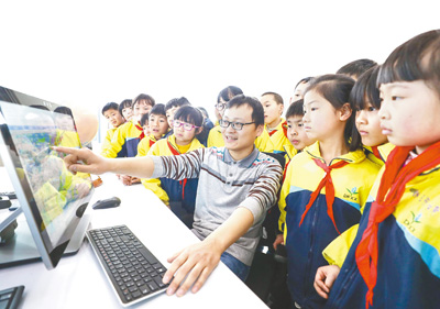 日前，浙江德清县气象局邀请当地小学生到气象台参观。图为工作人员为学生们讲解气象知识。王正摄