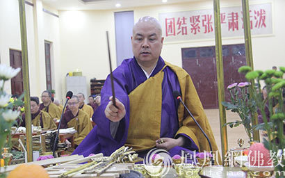 宽旭阿阇梨为百余位法子们传授“护摩法”(图片来源:凤凰网佛教 摄影:大兴善寺)