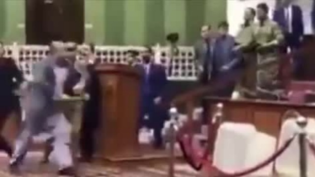 阿富汗议会新议长任命引混乱 议员提着大刀冲向政敌