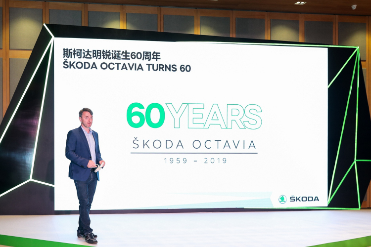 斯柯达汽车经典车事业部总监V&iacute;tězslav Kodym向在场媒体介绍斯柯达明锐60年的历史