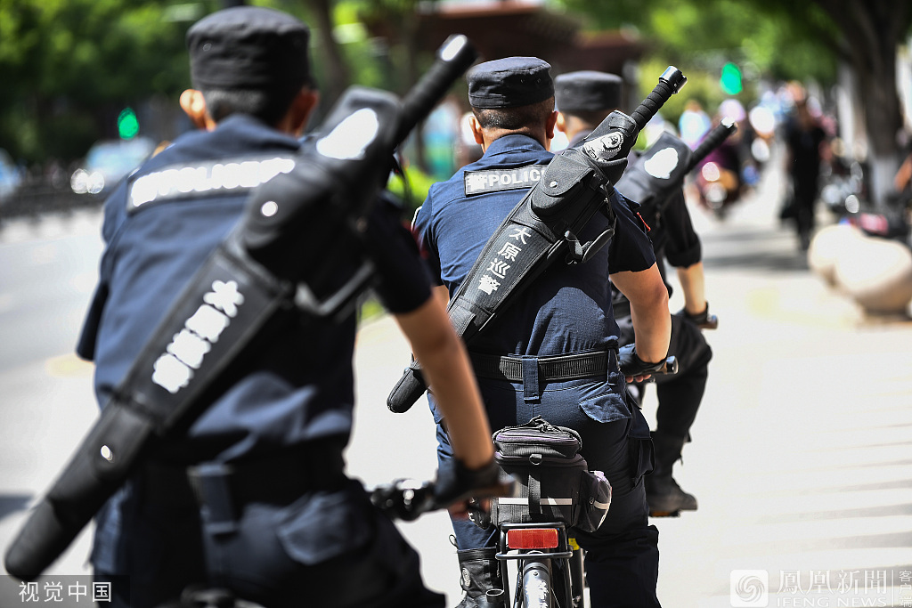5月27日,山西太原,当地巡警背负新式防暴棍在街头执勤巡逻