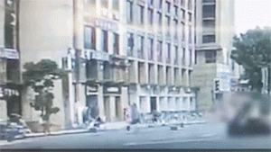 外卖小哥骑车被保时捷撞飞 行车仪记录惊险一幕