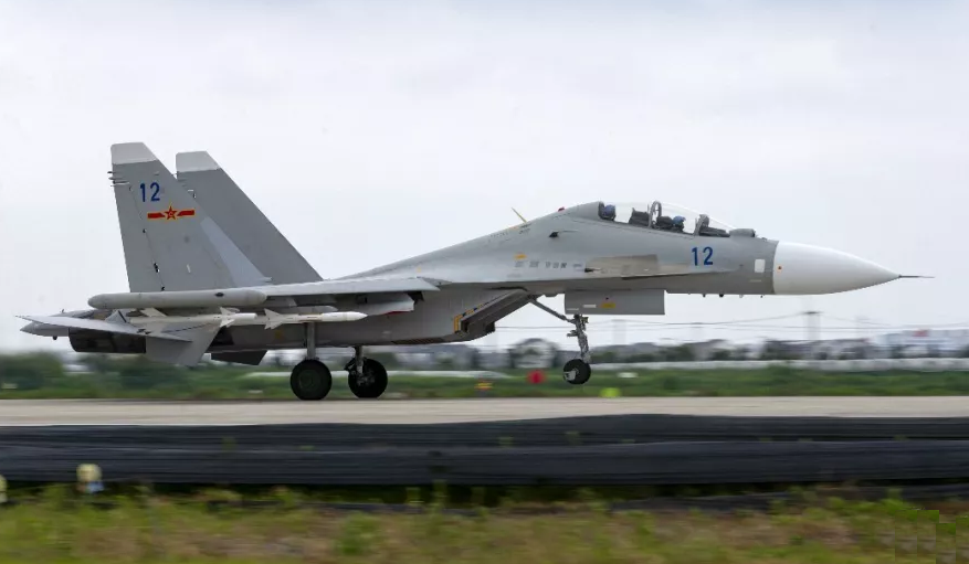 海航苏30MK2换装国产弹药 演练攻击地面目标_凤凰网